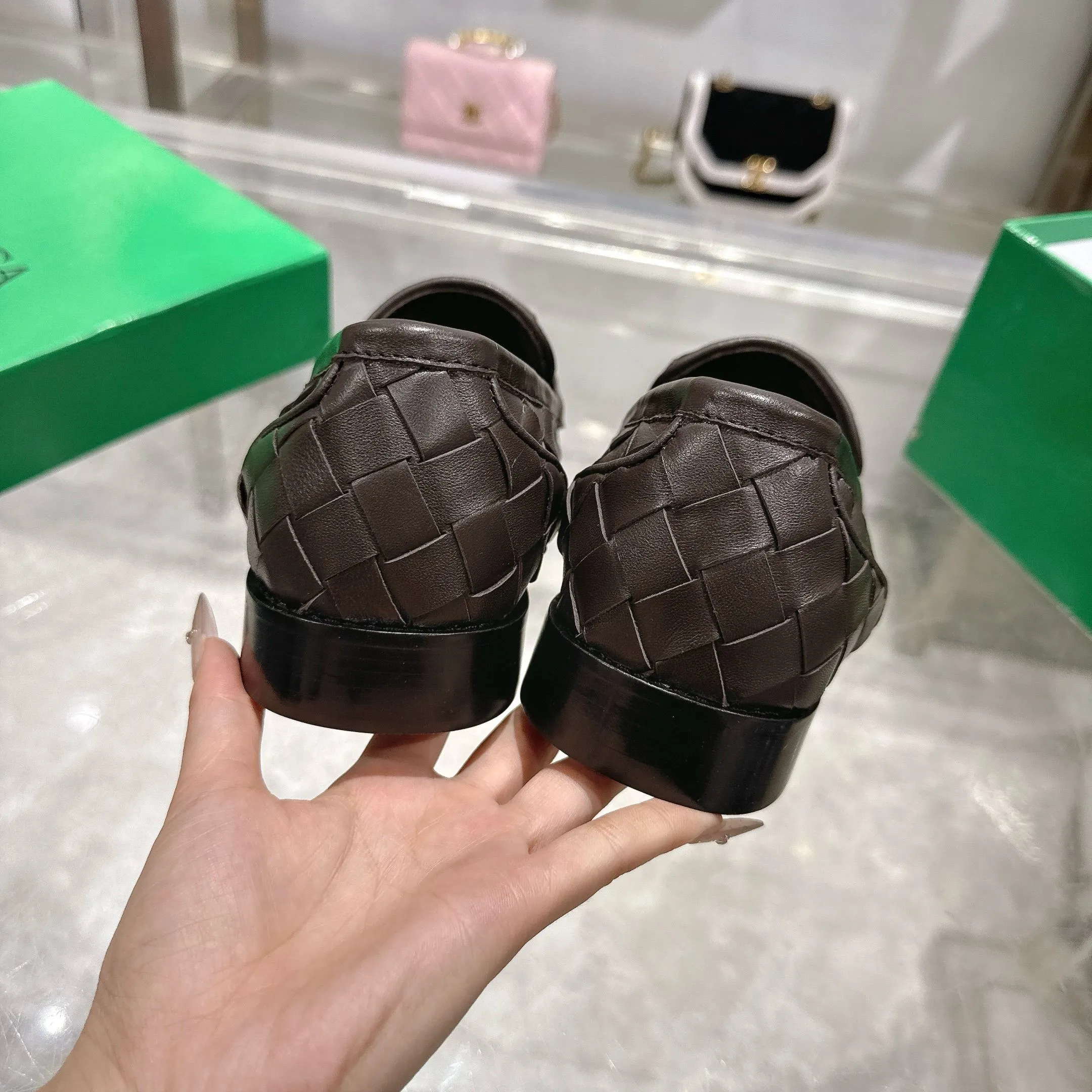 [BV] Top P: 820💰Size for couples: Female 35-39 Male 39--44 (Female 40. Male 38.45.46.47 customization is not returnable) [Note‼ ️] Add 💰 to size 46, add 💰 to size 47. Bottega Veneta small round toe braided formal leather shoes for couples in 2026 spring counters! Grained cowhide woven! Solid color Niuli! Leather outsole! [Rose][Rose]! Purely hand-woven and operated, the original board is reproduced one-to-one! quality assurance!
